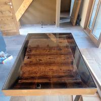 Tavolo artigianale con porta antica incastonata