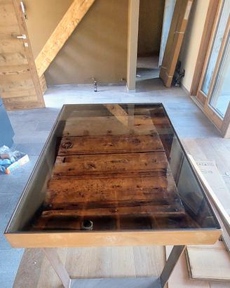 Tavolo artigianale con porta antica incastonata