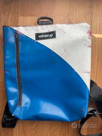 Zaino compatto impermeabile sostenibile