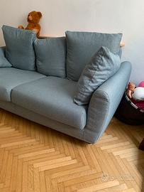 Divano tre posti carta da zucchero con cuscini