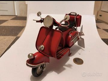 Scooter tipo Vespa in metallo