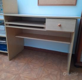 Scrivania in legno chiaro