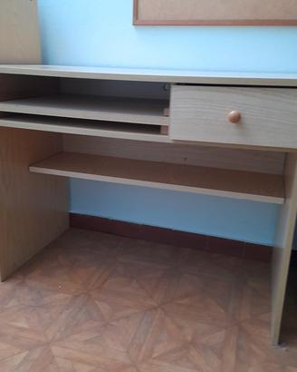 Scrivania in legno chiaro