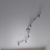 barra in metallo grigio metallizzato con 5 faretti