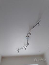 barra in metallo grigio metallizzato con 5 faretti