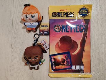 Album con figurine e portachiavi peluche One Piece