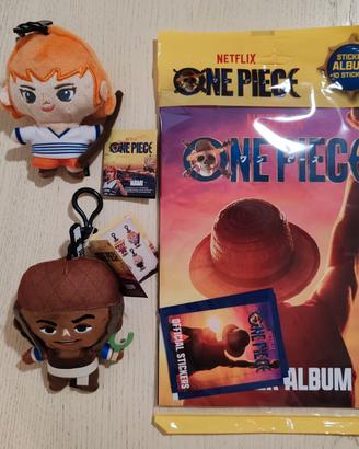 Album con figurine e portachiavi peluche One Piece