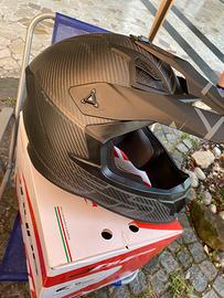 Casco in carbonio