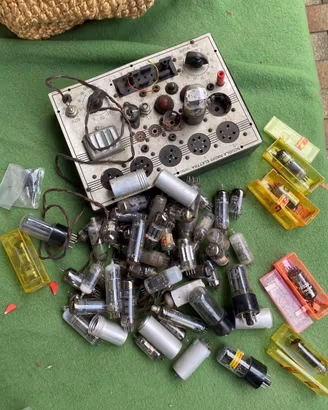 Antiche valvole per radio