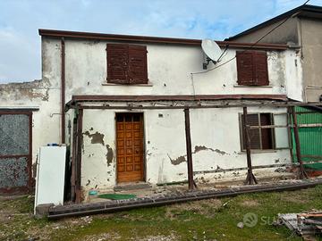 Rustico da ristrutturare sotto argine del Po