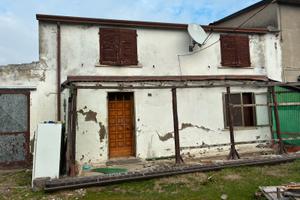 Rustico da ristrutturare sotto argine del Po