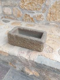 Trogolo antico in pietra