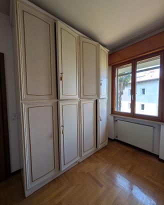 Armadio bianco in stile toscano elegante