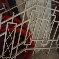 Porte in legno e ringhiere in ferro battuto