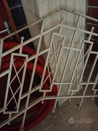 Porte in legno e ringhiere in ferro battuto