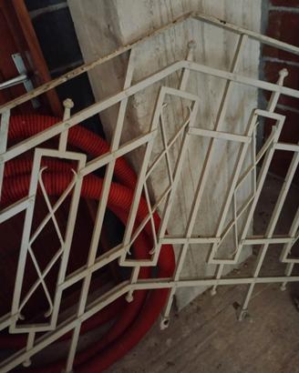 Porte in legno e ringhiere in ferro battuto