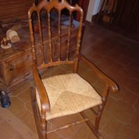 Sedia a dondolo in legno impagliata vintage