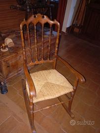 Sedia a dondolo in legno impagliata vintage