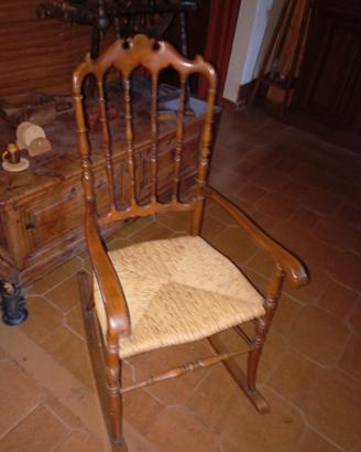 Sedia a dondolo in legno impagliata vintage