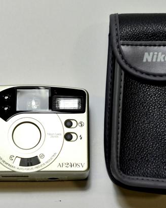 Fotocamera tradizionale con rullino Nikon AF 240SV