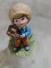 Statuina con bambino e cappello più piccolo animal