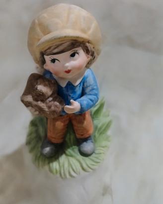 Statuina con bambino e cappello più piccolo animal