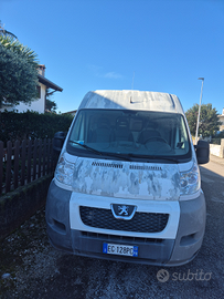 Peugeot boxer con inizio camperizzazione
