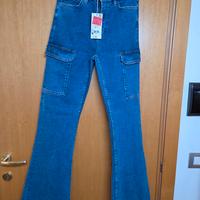 jeans cargo con tasche laterali