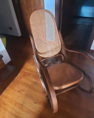 Poltrona a dondolo in legno con seduta in paglia