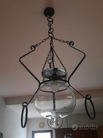 Lampadari in ferro battuto e vetro soffiato