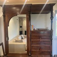 Mobile antico e divano letto