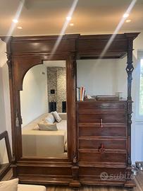 Mobile antico e divano letto