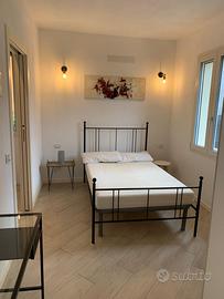 Stanza arredata con BAGNO PRIVATO