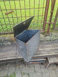 vecchio secchio smaltato per pattumiera