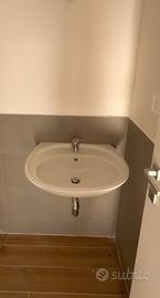 Lavandino bagno in ceramica bianca con rubinetto