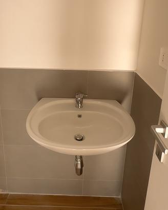 Lavandino bagno in ceramica bianca con rubinetto