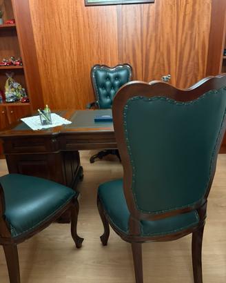 Scrivania con poltrone e sedie