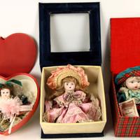 3 bambole in scatola.