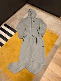 Tuta grigia Nike Tech taglia 156-166cm