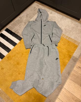 Tuta grigia Nike Tech taglia 156-166cm