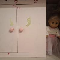 Bambola dolce Emy con armadio