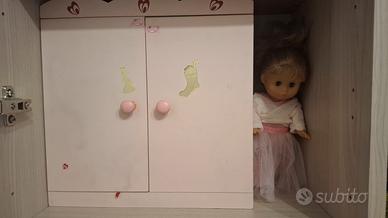 Bambola dolce Emy con armadio