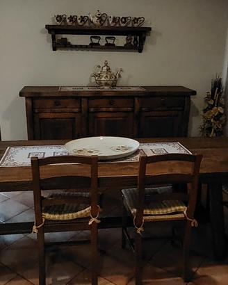 Credenza tavolo panche e sedie