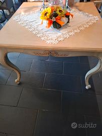 Mobili raffinati Tavolo e Credenza