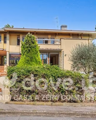 Villa di 289 m² con più di 5 locali e box auto a B