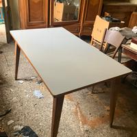 Tavolo anni 60/70 artigianale. Gambe in ciliegio