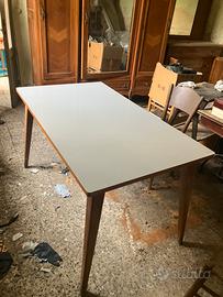 Tavolo anni 60/70 artigianale. Gambe in ciliegio