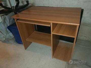 Scrivania porta pc compatta