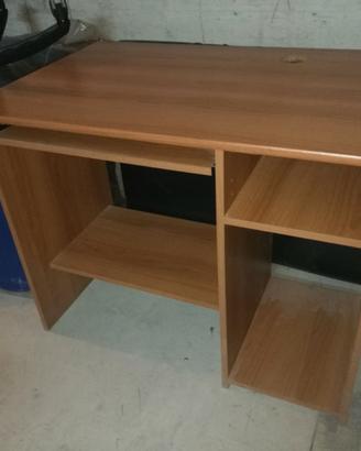 Scrivania porta pc compatta