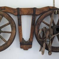 Ruote di carro e giogo antichi